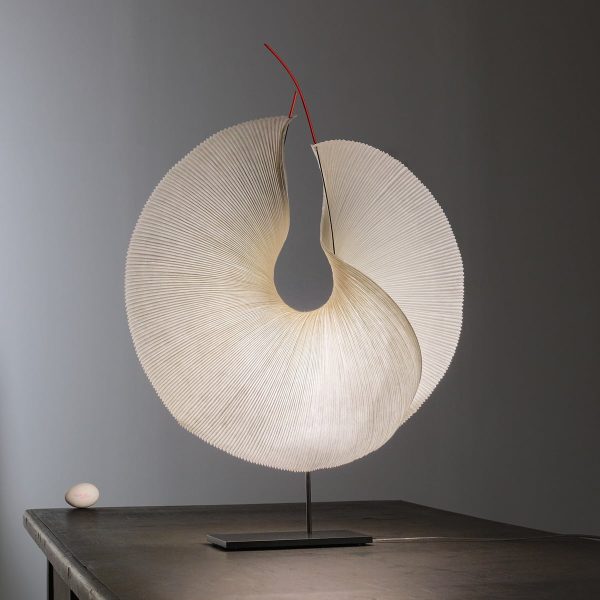 Ingo-Maurer-Yoruba-Rose-LED-Tischleuchte-weiss-Situation
